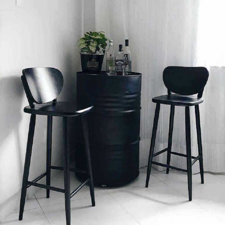 14. Tonel para decora&ccedil;&atilde;o de barzinho &ndash; Foto: Morando com Amor