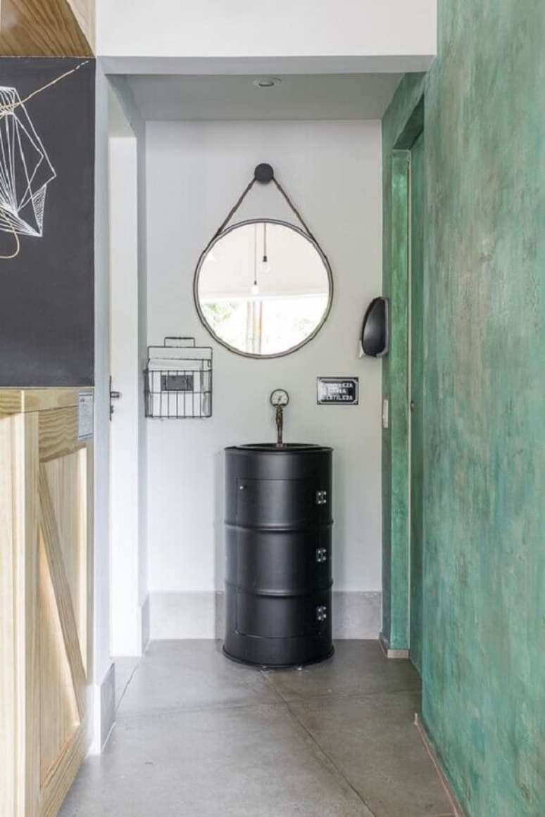 15. Decora&ccedil;&atilde;o com tonel para corredor dom espelho redondo &ndash; Foto: Wood Save