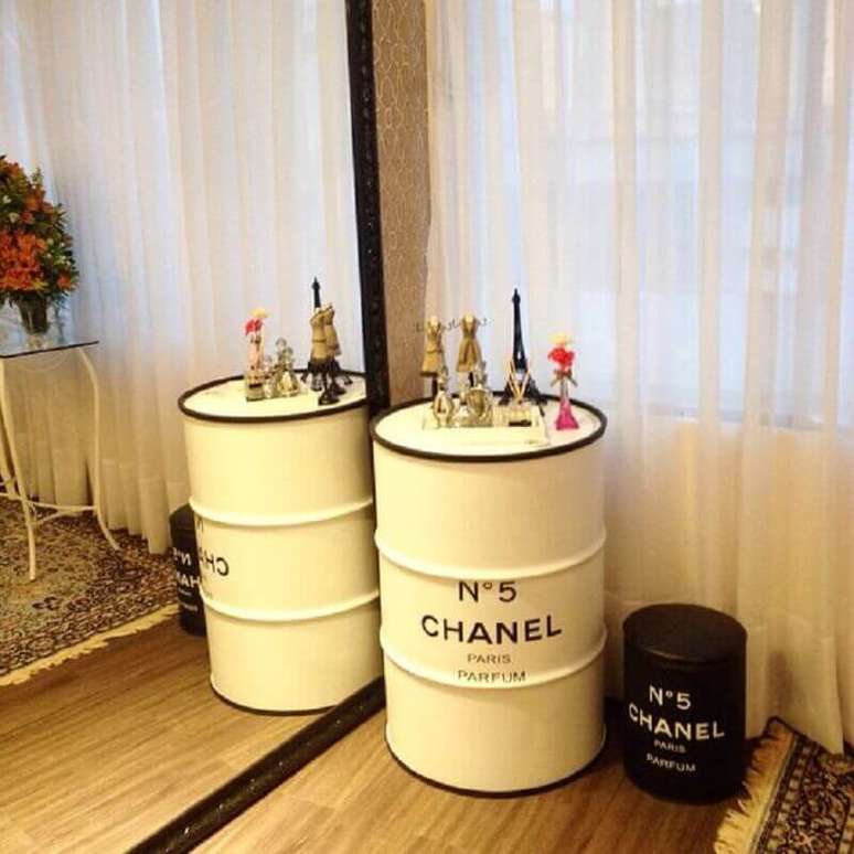 18. Decoração com tonel branco com logo da Chanel – Foto: Anagê Imóveis