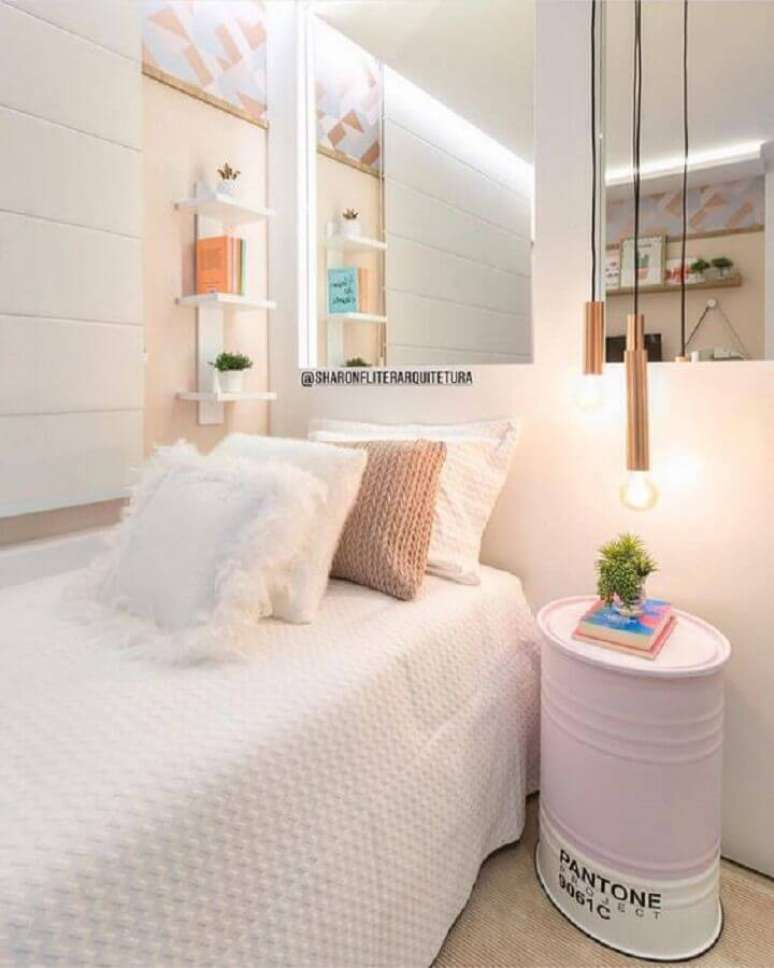 4. Delicada decora&ccedil;&atilde;o para quarto de solteiro feminino todo branco e rosa com tonel decorado ao lado da cama &ndash; Foto: Pinterest