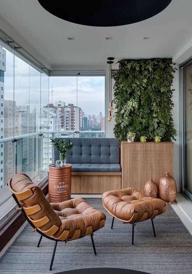 7. O tonel decorativo tamb&eacute;m pode ser usado para compor a decora&ccedil;&atilde;o da varanda &ndash; Foto: Mauricio Gebara Arquitetura