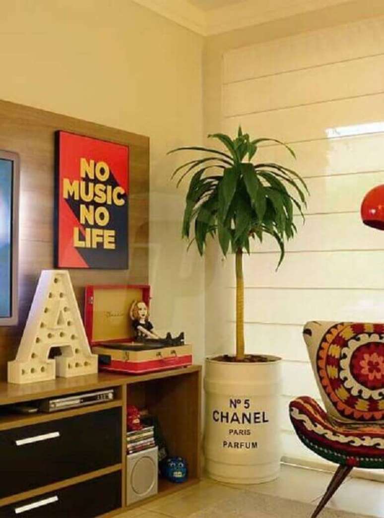 23. Sala de estar decorada em tons neutros com tonel decorativo transformado em vaso de planta – Foto: Just Lia