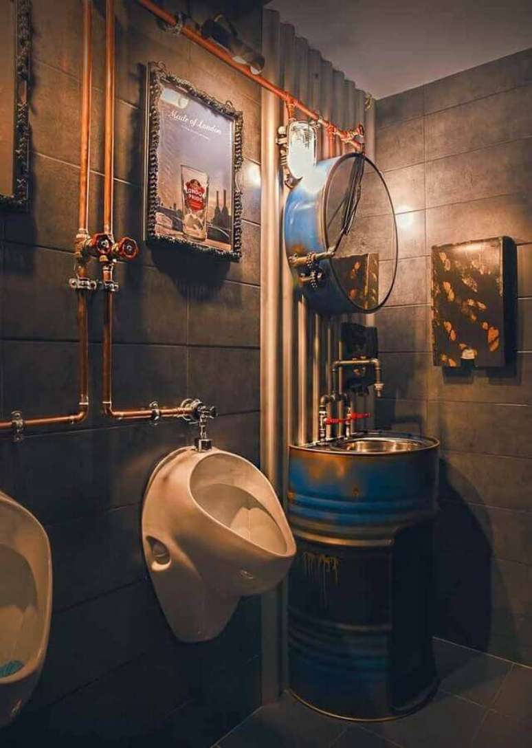 25. Decoração estilo industrial para banheiro com tonel tambor decorativo com acabamento rústico -Foto: Pinterest