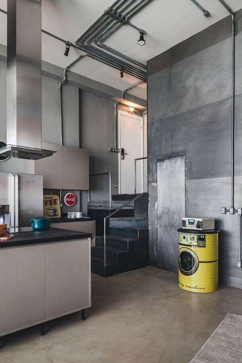 27. Decora&ccedil;&atilde;o moderna para cozinha toda cinza com tonel decorativo &ndash; Foto: Tucah Campos