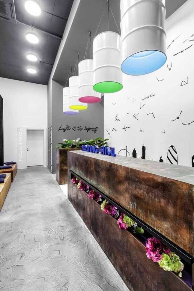 32. D&ecirc; um novo estilo ao seu ambiente usando o tonel decorativo como lumin&aacute;ria &ndash; Foto: Muito Chique