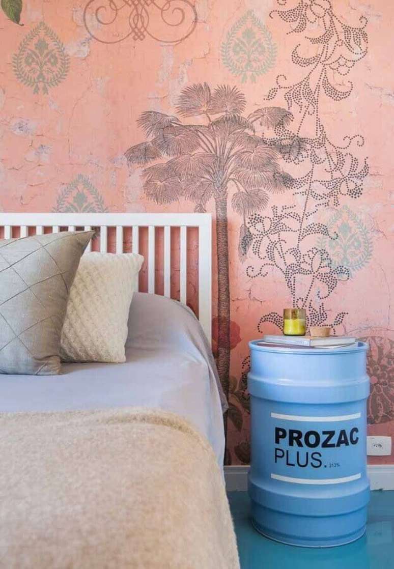 34. Quarto decorado com papel de parede rosa e tonel decorado azul &ndash; Foto: A Minha Festinha