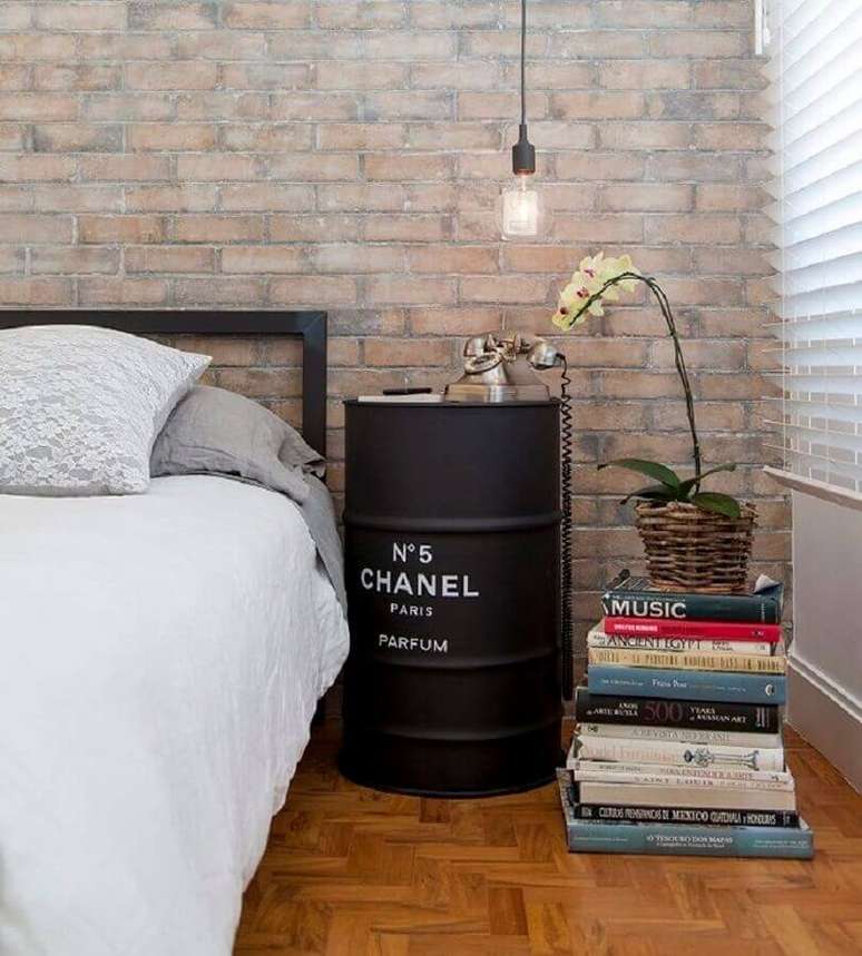 35. Quarto decorado com parede de tijolinho e tonel decorado preto com logo da Chanel &ndash; Foto: Pinterest