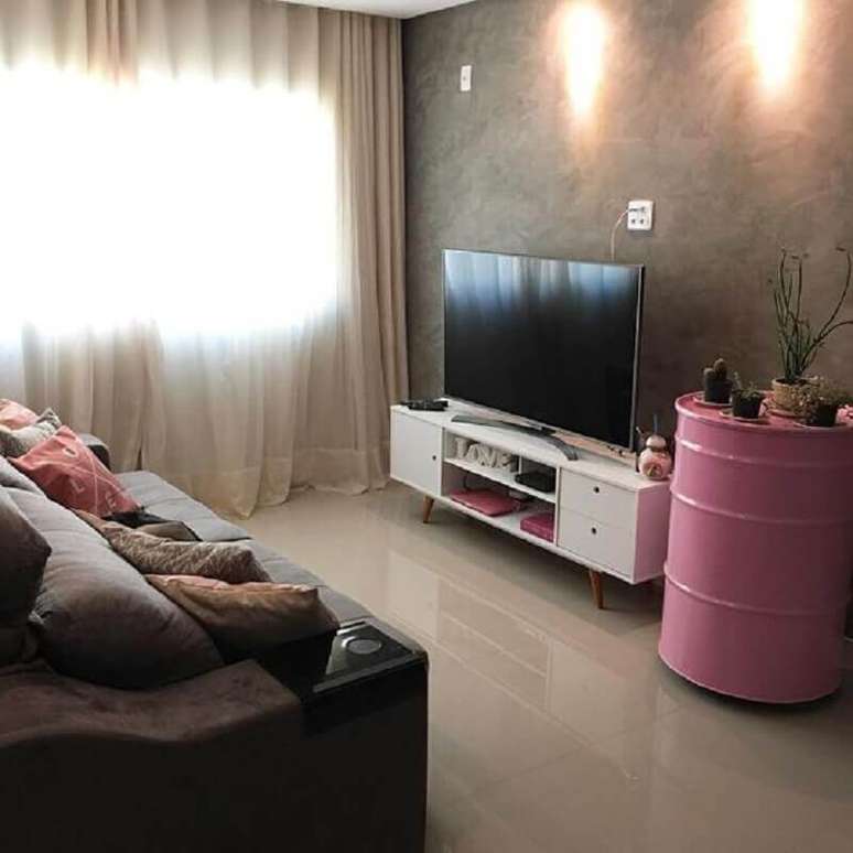 39. Sala de estar decorada com tonel decorativo rosa &ndash; Foto: Zozu