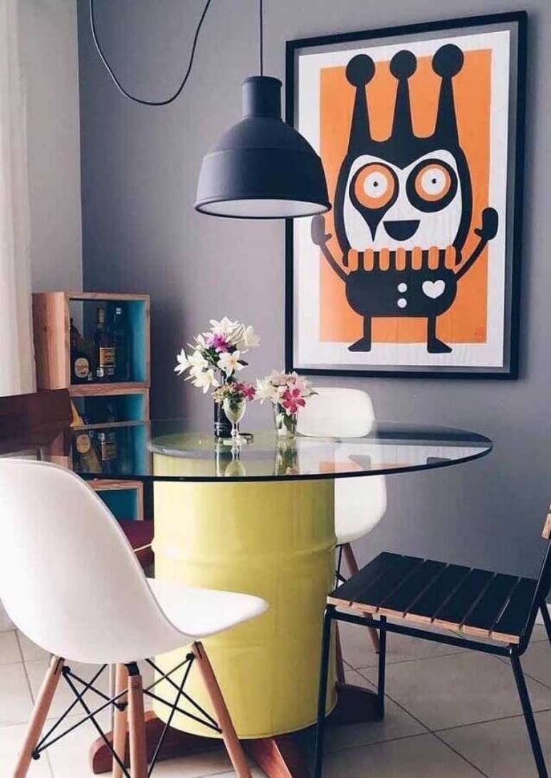 40. O tonel decorado também pode ser usado como base para a sua mesa de jantar – Foto: Viviany Navarro