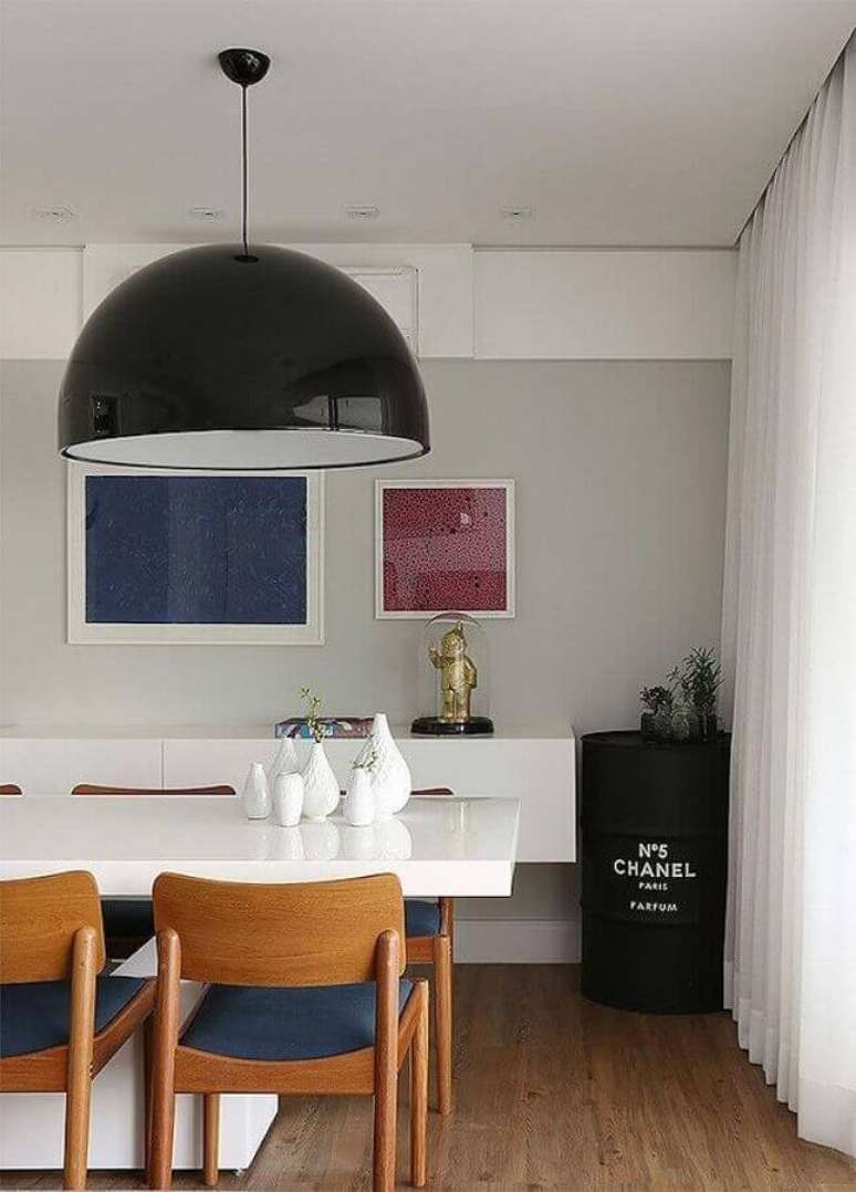 42. Sala de jantar moderna decorada com mesa branca e tonel decorativo preto com logo da Chanel – Foto: Casa 2 Arquitetos