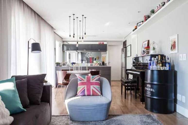 45. Sala integrada decorada com barzinho de tonel decorativo &ndash; Foto: Pinterest