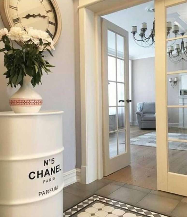 46. O tonel decorado tamb&eacute;m combina com ambientes cl&aacute;ssicos e sofisticados &ndash; Foto: Pinosy