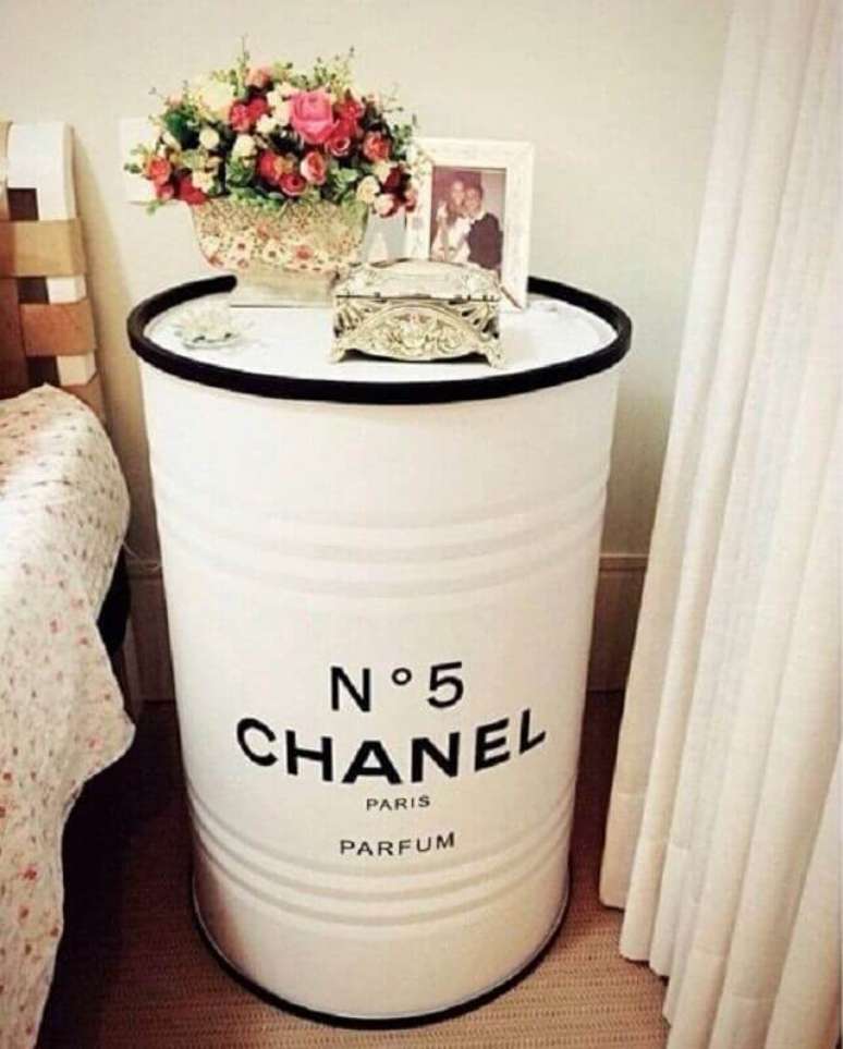 48. Tonel decorativo branco com logo da Chanel – Foto: Pinterest