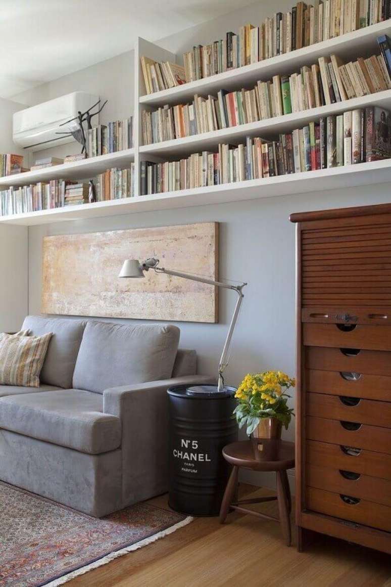 58. Decoração de sala de estar com tonel decorativo preto e prateleiras de livros – Foto: Bianca da Hora Arquitetura