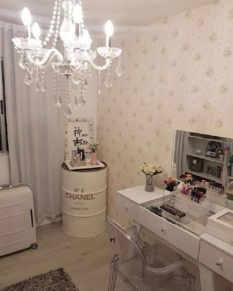 63. Tonel decorativo para quarto feminino todo branco com penteadeira e lustre de cristal – Foto: Pinterest