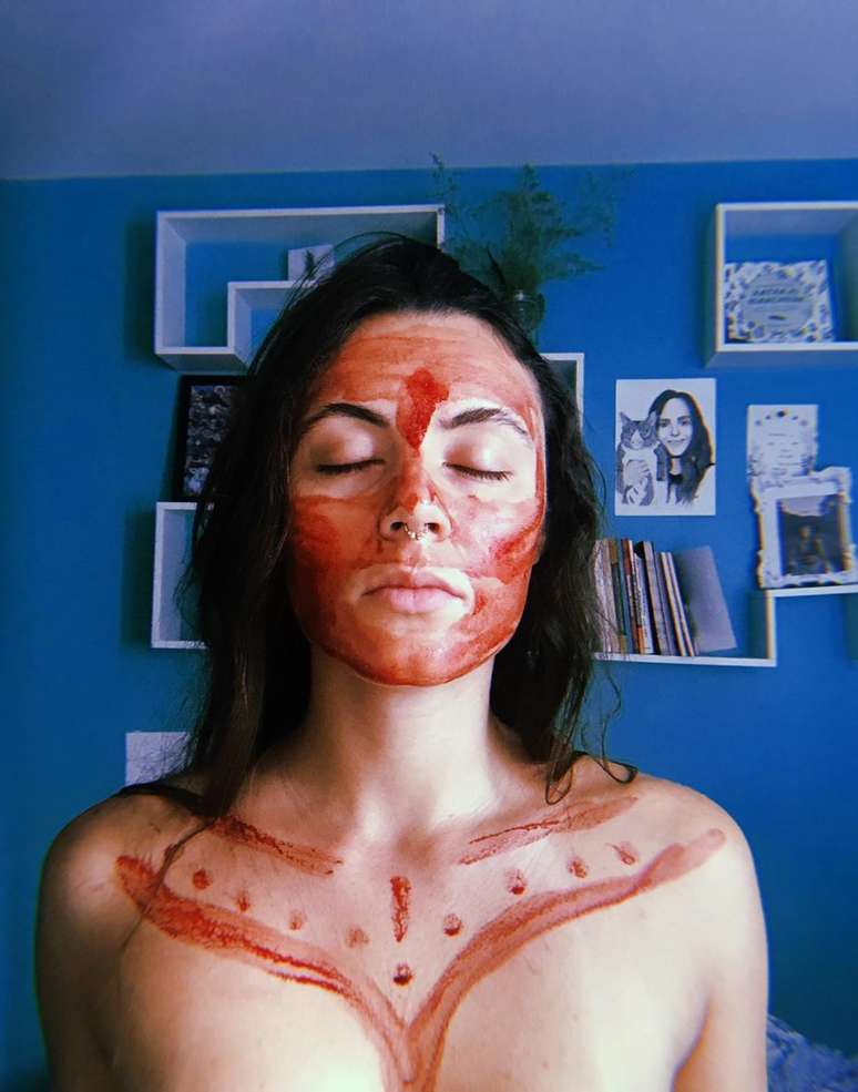 Para Laura Mocellin Teixeira passar o próprio sangue na pele simboliza "o resgate do feminino"