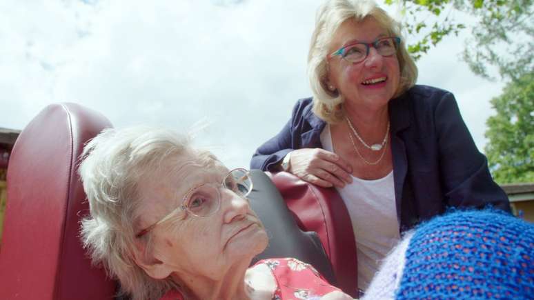 Viv diz que visitou mais de uma d&uacute;zia de lares para idosos at&eacute; achar um que considerasse adequado para a m&atilde;e, Audrey, de 90 anos