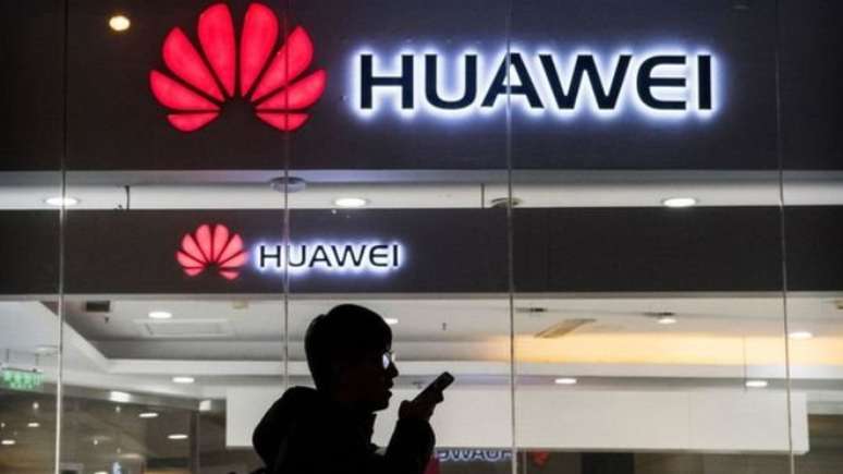 Um dos principais alvos dos americanos tem sido a gigante de telecomunicação chinesa Huawei, uma das detentoras da tecnologia 5G de celulares.