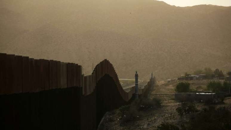 Parte recém-construída do muro na fronteira EUA-México; maioria da migração irregular se refere, na verdade, a migrantes que ficam no país após seu visto expirar