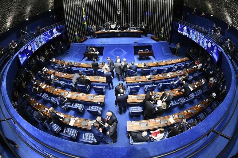 Projeto do Senado também criminaliza caixa 2 e compra de voto