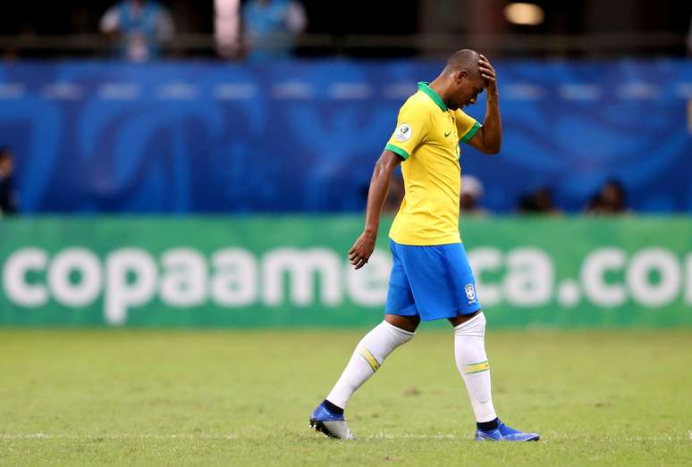 O volante Fernandinho em campo no jogo contra a Venezuela