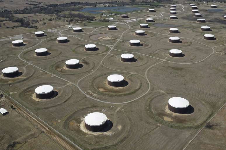 Tanques para armazenamento de petróleo no centro de entrega de Cushing, Oklahoma (EUA) 24/03/2016 REUTERS/Nick Oxford