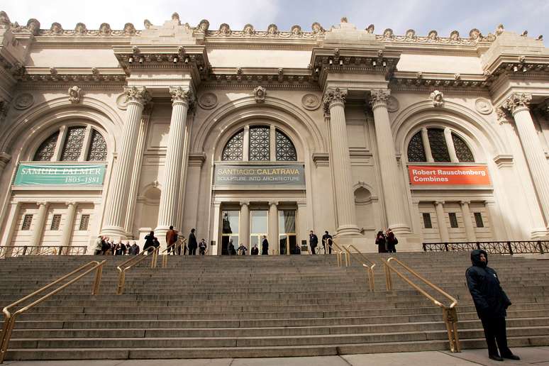 Visitantes na escadaria do Metropolitan Museum of Art em Nova York
06/03/2006 REUTERS/Keith Bedford