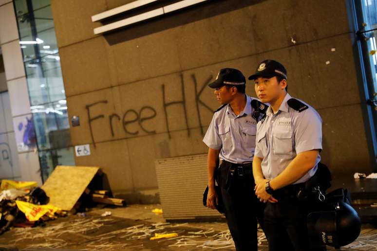 Pichação contra projeto de lei sobre extraditação do lado de fora da sede da polícia em Hong Kong
26/06/2019 REUTERS/Tyrone Siu 