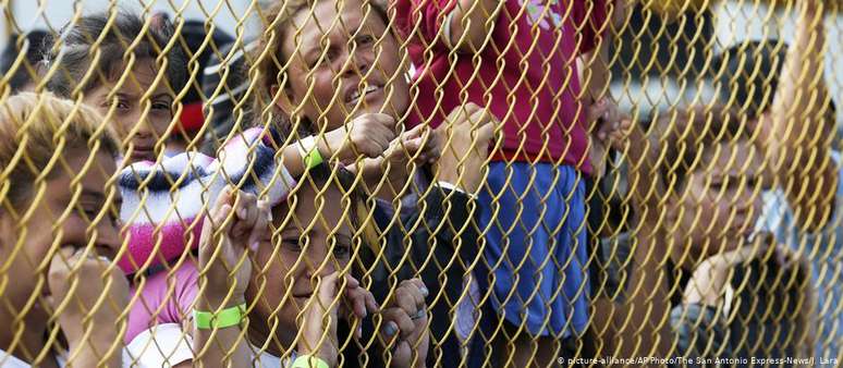 Agências federais de migração dos EUA se dizem sobrecarregadas com o aumento da chegada de migrantes à fronteira