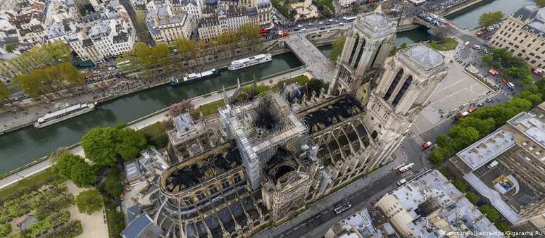 Notre-Dame foi parcialmente destruída por um incêndio em 15 de abril