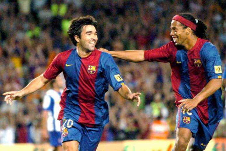 Deco e Ronaldinho Gaúcho atuando juntos pelo Barcelona (Foto: Arquivo LANCE!)