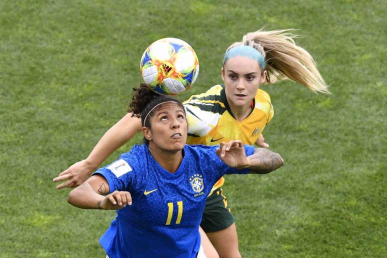 Cristiane se lesionou diante da França, na Copa do Mundo, e agora ficará um mês em recuperação (Foto: AFP)