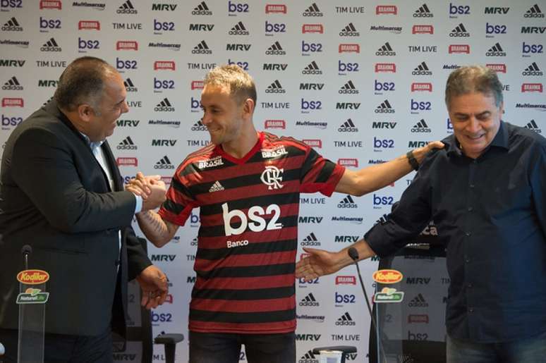 Marcos Braz, Rafinha e Paulo Pelaipe na apresentação do lateral (Foto: Alexandre Vidal / Flamengo)