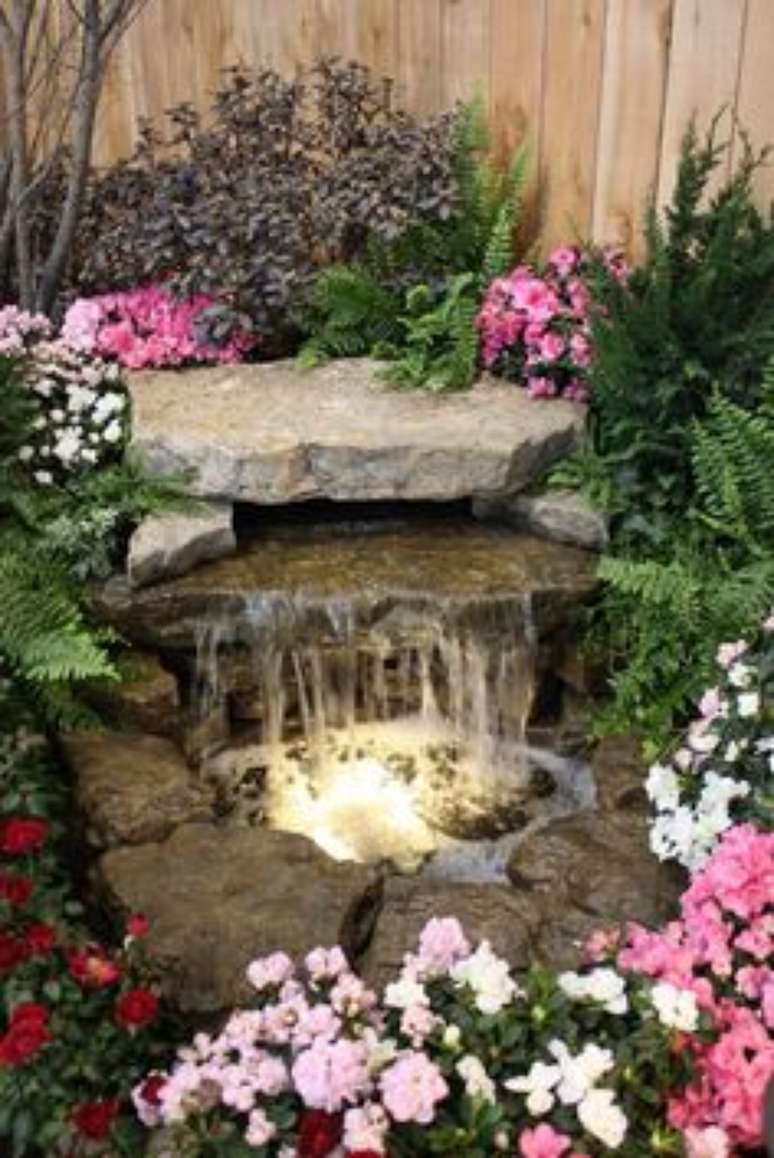 9. Decore o como fazer lago artificial com lona com flores e cascatas – Por: Pinterest