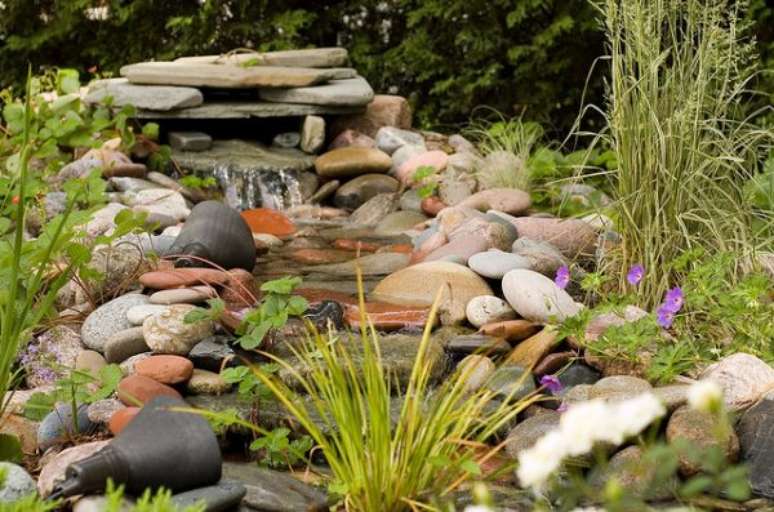 10. Caso a ideia seja fazer um lago artificial para jardim pequeno, use pedras para decorá-lo – Por: o meu jardim
