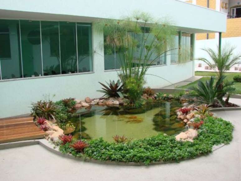29. Faça uma linda decoração no seu lago artificial para ter um jardim encantador