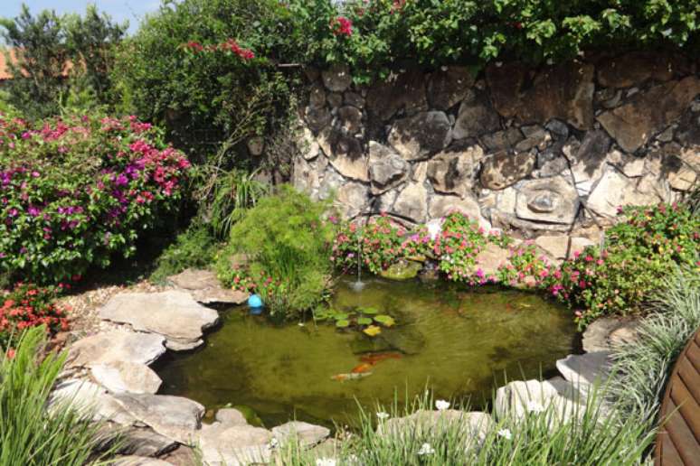 30. O lago artificial para jardim pequeno é encantador! – Por: Flora Ypê