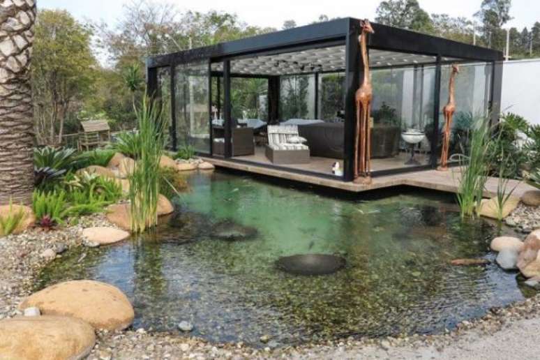 32. O lago artificial é um ótimo lugar para colocar espreguiçadeiras e relaxar – Por: Ecosys