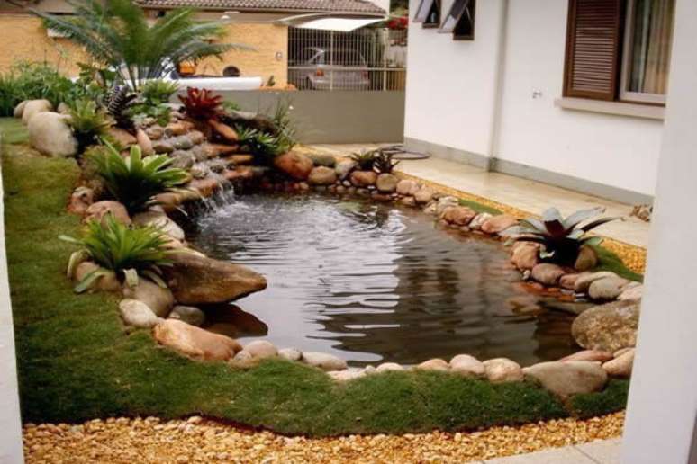 42. O lago artificial é perfeito para decorar a entrada de casa – Por: Peixe e vida