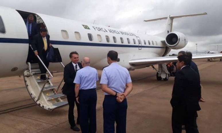 Avião de Bolsonaro arremete por conta de fumaça de queimadas