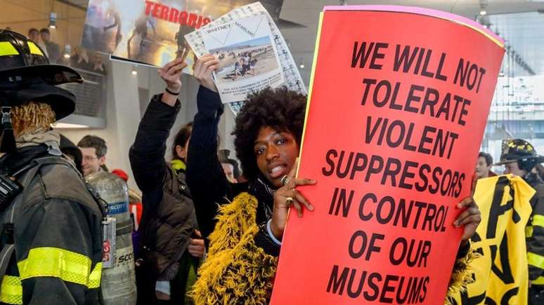 Protesto de ativistas do Decolonize This Place no museu Whitney, em Nova York