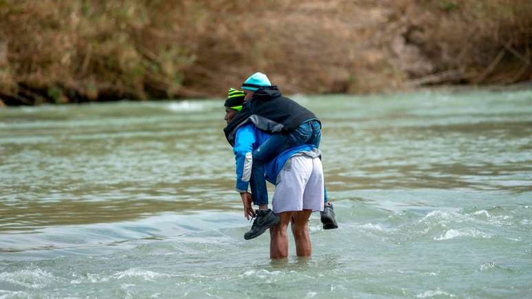 Famílias de migrantes com crianças cruzam todos os dias o Rio Bravo na tentativa de chegar aos Estados Unidos