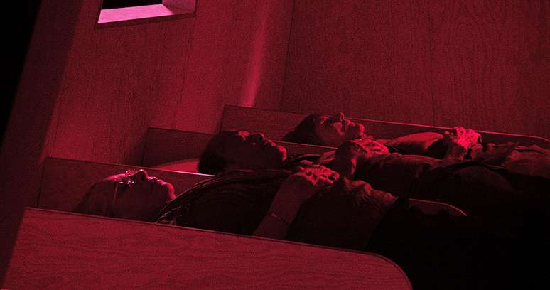 Os participantes dormiam assim na cabine, conforme mostram 45 anos depois, tr&ecirc;s dos seis volunt&aacute;rios do experimento reunidos pelo diretor Marcus Lindeen para o document&aacute;rio 'A Balsa'