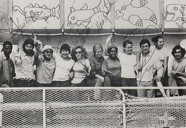 Os 11 participantes a bordo da balsa, com a capit&atilde; no meio