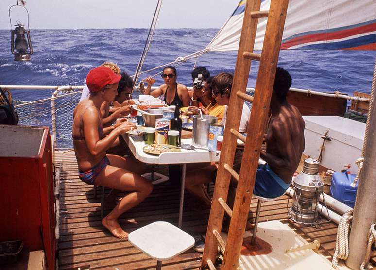 'Como n&atilde;o era permitido ler livros, o &uacute;nico entretenimento era cantar ou contar hist&oacute;rias sobre suas vidas em terra'... mas nada disso desencadeou atos violentos