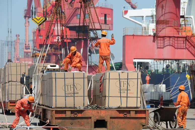 Trabalhadores carregam mercadorias para exportação em porto de Lianyungang, China
07/06/2019
REUTERS/Stringer