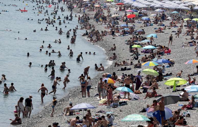 Pessoas se refrescam em Nice em meio a onda de calor na Fran&ccedil;a
27/06/2019 REUTERS/Eric Gaillard - RC1878E1D3B0