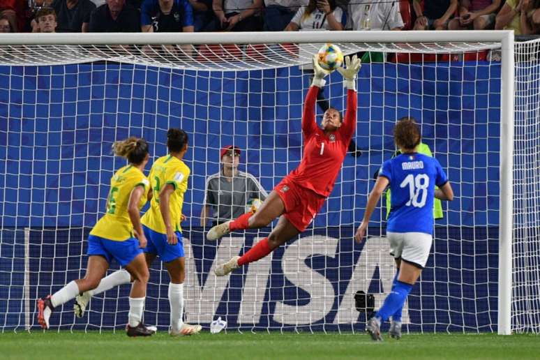 Bárbara é goleira da Seleção Brasileira feminina (Foto: PHILIPPE HUGUEN / AFP)