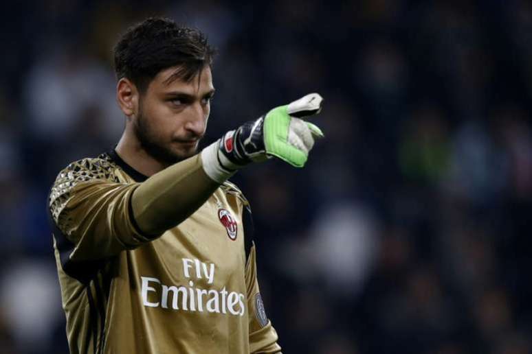 Goleiro em campo pelo Milan (Foto: AFP)