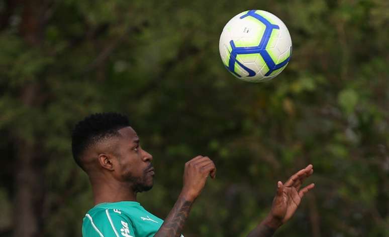 Ramires realizou somente exercícios leves com a bola, sem a presença da imprensa na Academia (Agência Palmeiras)